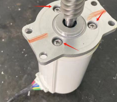 电机螺丝紧固后薄层灌封