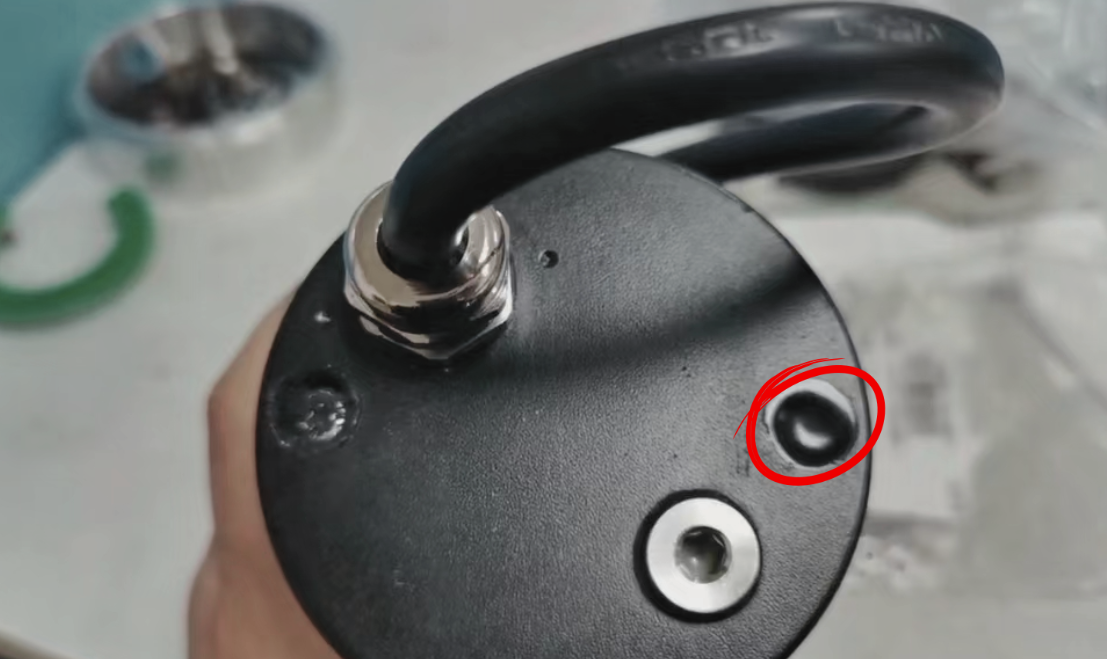 电机螺丝紧固后薄层灌封