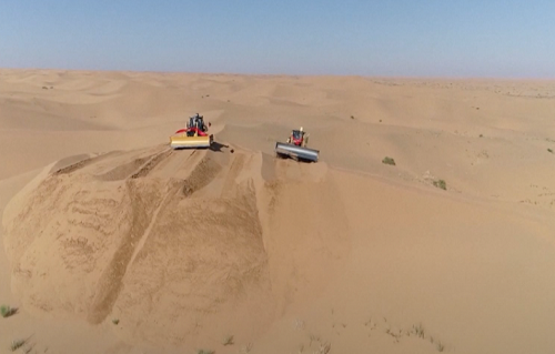 中国开始在沙漠建设最大的光伏发电基地