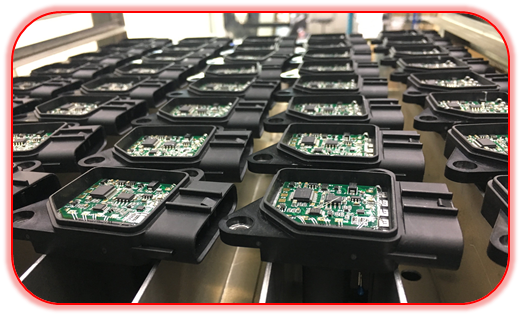 空气流量传感器是决定系统控制精度的重要部件之一，目前广泛应用于各种工业自控环境，涉及石油、化工、冶金、电力等。由于空气流量传感器工作环境毕竟恶劣，因此需要对传感器内部进行灌封和壳体的密封   ，以延长空气流量传感器的使用寿命。