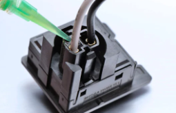 连接器和电缆固定